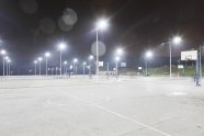 校园篮球场灯光图片