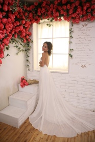美女室内白色婚纱图片