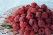 红色新鲜树莓图片