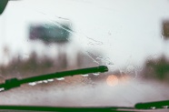 早上下雨车窗背景照片