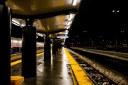 夜晚火车站站台图片