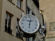 墙壁上的时钟图片