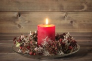 圣诞红色蜡烛火焰图片