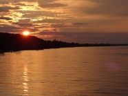 湖面日落景图片