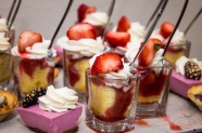 草莓冰激凌甜点图片
