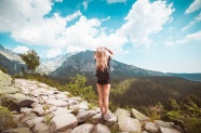 女生站在山顶背影图片