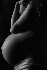 孕妇孕肚黑白照图片
