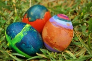 草地复活节彩蛋图片