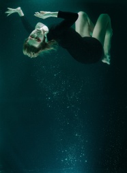 美女艺术写真水下摄影