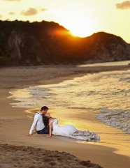 黄昏日落海边婚纱图片