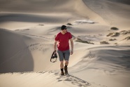 帅哥沙漠旅拍图片