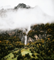 山雾缭绕山峰瀑布图片