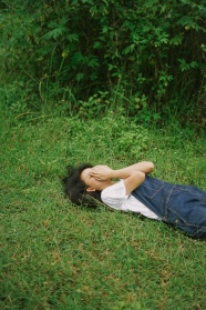 躺在草坪上的美女图片
