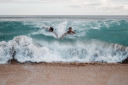 两个海边游泳的帅哥图片