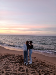 站在沙滩上两闺蜜背影图片