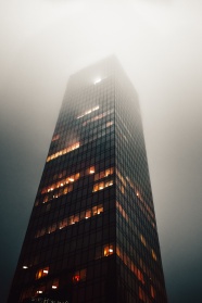 雾霾中的商务大楼图片