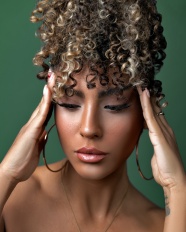 黑人美女艺术卷发发型图片