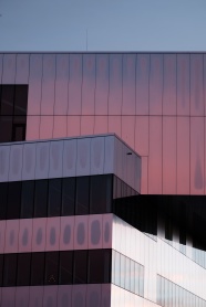 现代玻璃建筑反射粉红色光图片