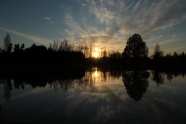 湖面日落景观图片