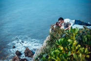 海边悬崖情侣婚纱照图片