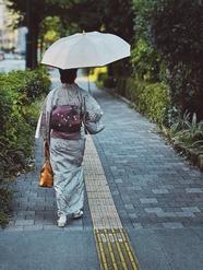 走在路上的日本和服美女图片