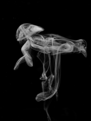 一团烟雾黑白摄影图片