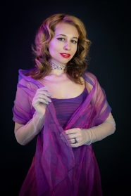 时尚紫色吊带裙披肩性感美女图片