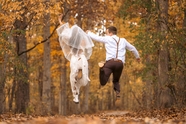 秋季树林情侣婚纱摄影图片