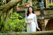 越南白色奥黛旗袍气质美女写真图片