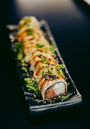 一盘美味日式三文鱼寿司图片
