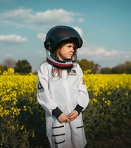油菜花海身穿宇航服的少女图片