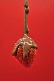 丝滑巧克力酱草莓图片