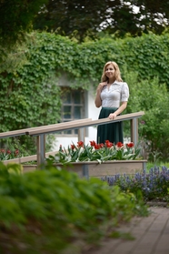 普罗旺斯花园优雅气质美女写真图片