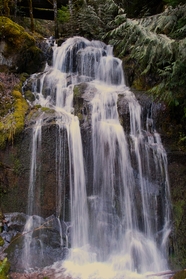 山间岩石瀑布风景摄影图片