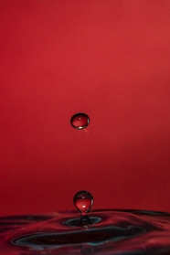 水滴旋涡涟漪红色背景图片