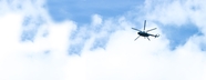 蓝色天空直升飞机飞行图片