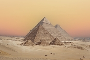 埃及金色沙漠金字塔建筑摄影图片