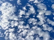 蓝色天空白色卷积云摄影图片