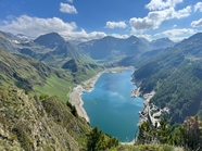 蓝色湖泊群山环绕山水风景图片