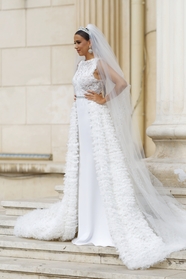欧美时尚高挑白色大裙摆婚纱美女摄影图片