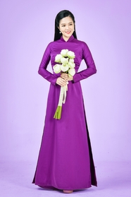 亚洲手捧花束的紫色奥黛美女写真图片