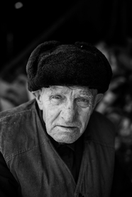 欧美冬季孤寡老人黑白肖像摄影图片