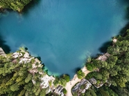 蓝色湖泊鸟瞰图摄影图片
