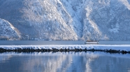 冬季唯美山峰湖泊山水图片