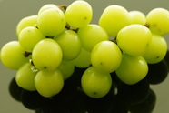 一串绿色的葡萄摄影图片