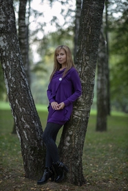 秋天树林紫色上衣美女风景摄影图片