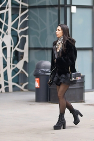 欧美时尚冬季街拍黑色丝袜美女图片