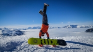 冬季雪地滑板帅哥运动摄影图片