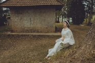 坐在枯草地上的白色奥黛美女图片