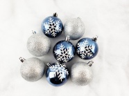 蓝白色圣诞彩球图片